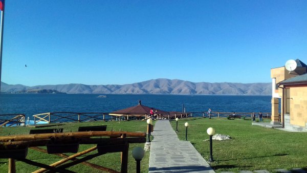 Города на озере Севан в Армении