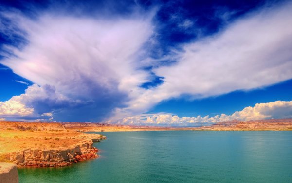 Берега пустынного озера