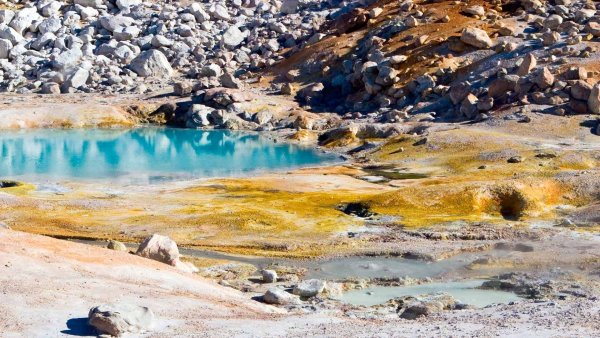 Озеро серной кислоты в Японии