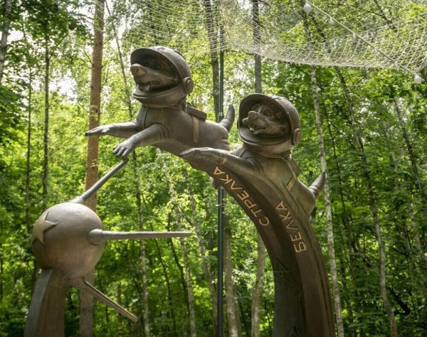 Памятник белке и стрелке в Томилино