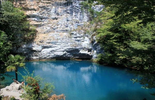 Голубое озеро Абхазия водопад