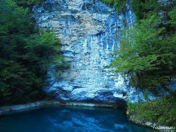 Голубое озеро Абхазия