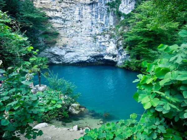 Голубое озеро Рица