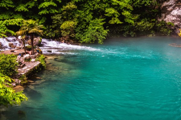 Голубое озеро впадает в реку Бзыбь