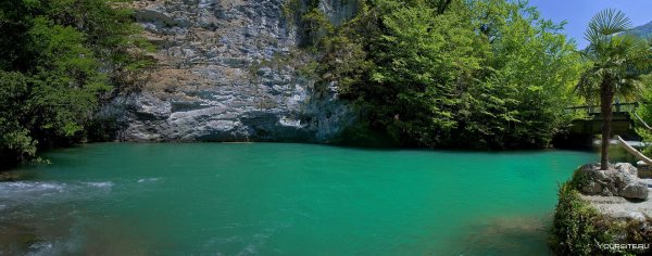 Первозданное голубое озеро Абхазия