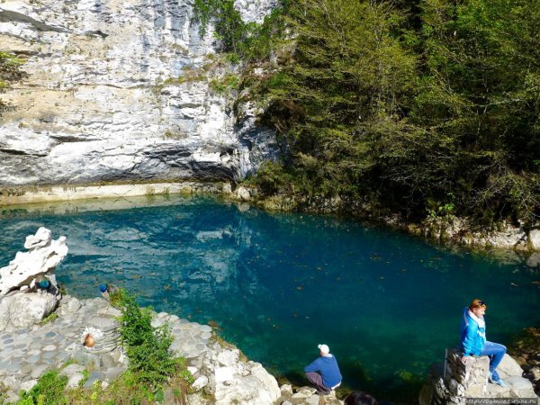 Голубое озеро Абхазия