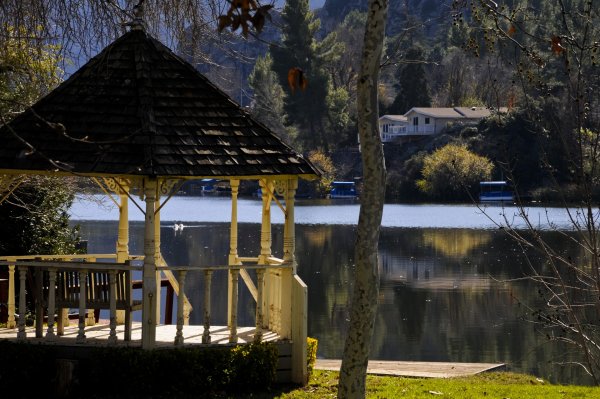 Ессентукское озеро беседки