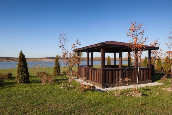 Беседка у озера