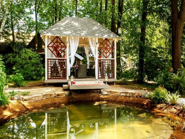 Беседка с прудом и мостиком