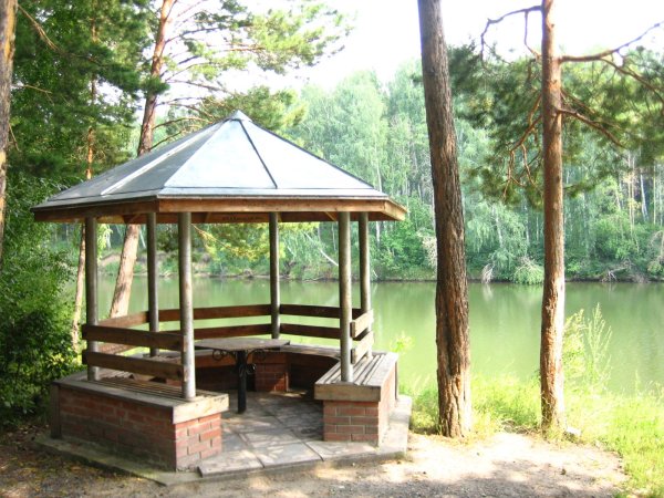Круглое озеро беседки