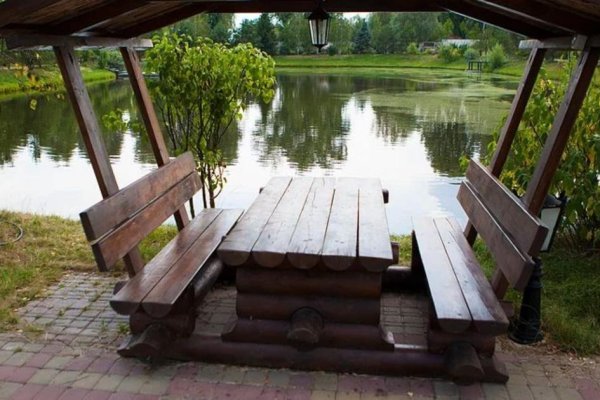 Беседка у пруда