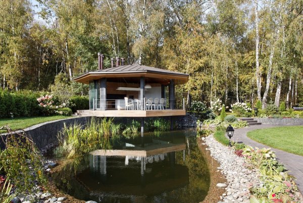 Беседка у пруда
