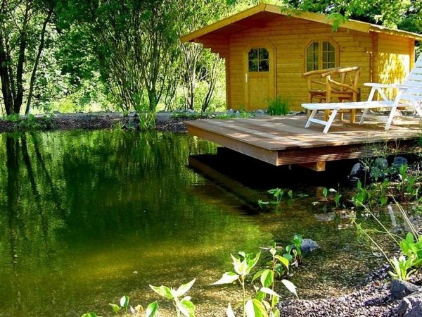 Беседка над прудом