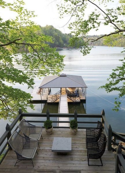 Домик на берегу озера