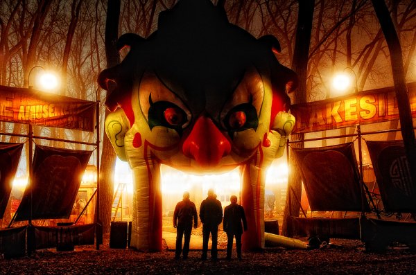 Хоррор парк аттракционов с клоуном