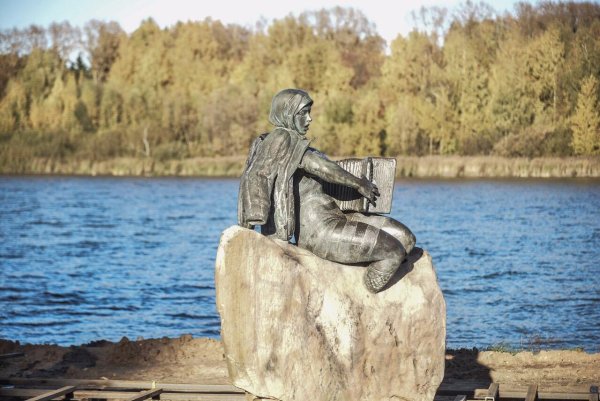 Озеро Сенеж памятник Русалка