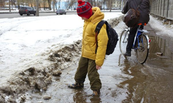 Март на улице