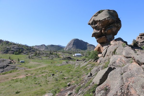 Скала Кемпиртас в Баянауле