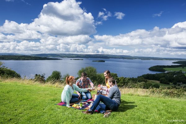 Семья на озере