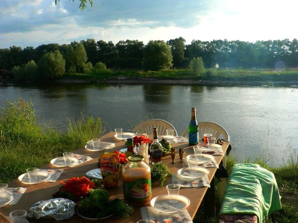 Накрытый стол на природе