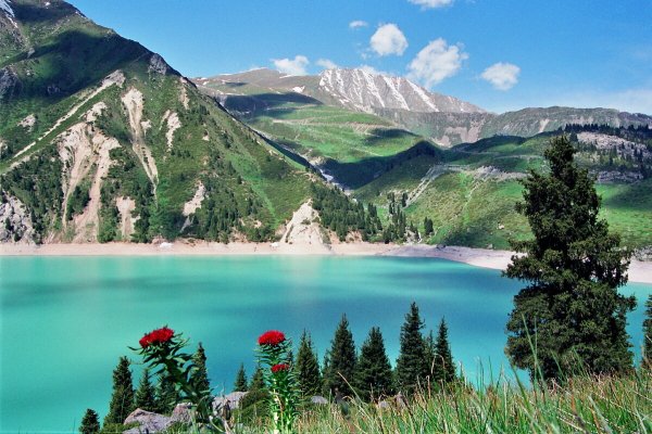 Алма Ата озеро в горах