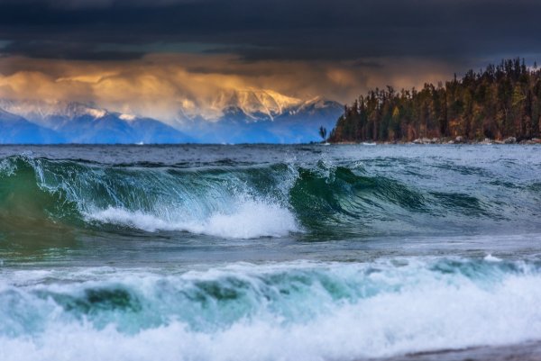 Озеро Байкал волны