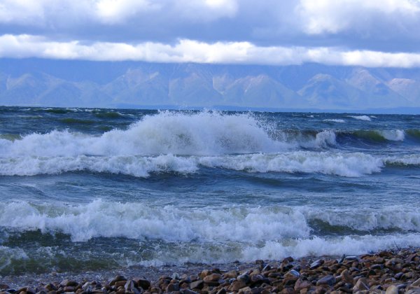 Озеро Байкал волны