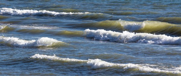 Озеро с волнами красивые кадры