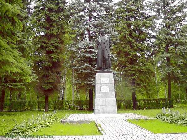 Памятник Гайдару в Арзамасе