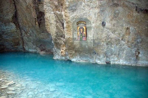 Грот в Пятигорске озеро