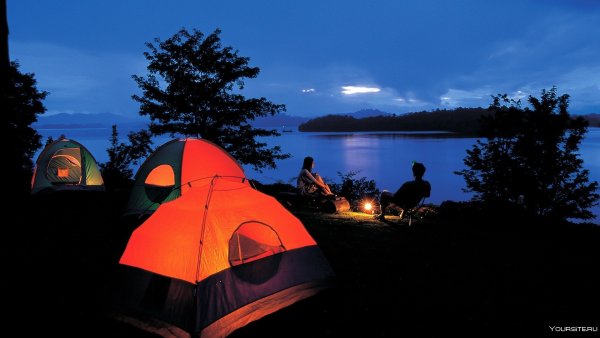 Палатка у озера