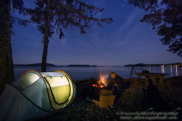 Палатка на берегу озера