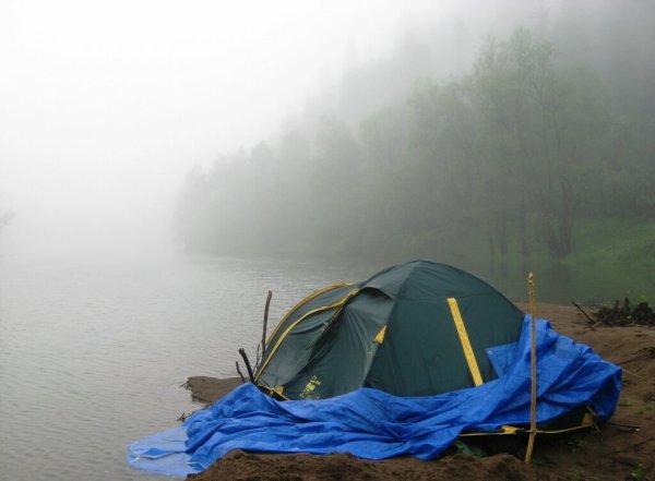 Палатка на берегу реки