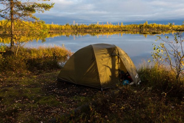 Палатка на берегу озера