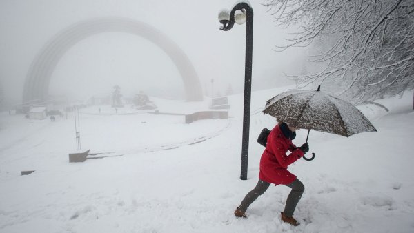 Человек с зонотом в снег