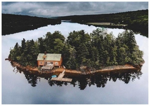 Дом на острове посреди озера