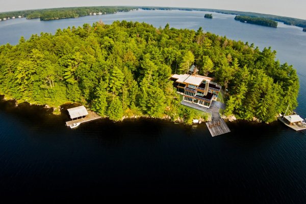 Остров на озере