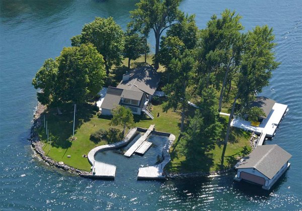 Дом посреди озера