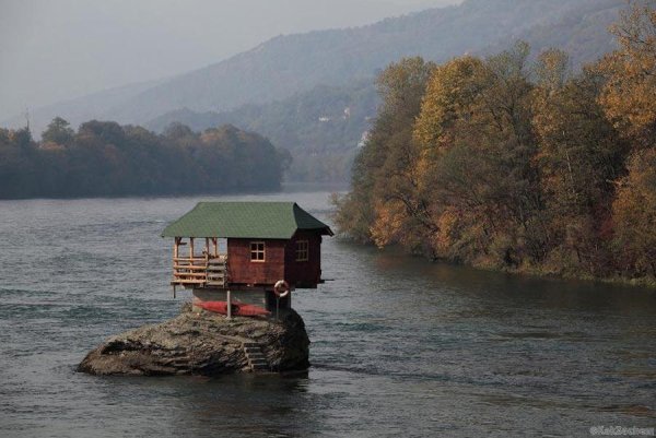 Дом-отшельник на реке Дрина (Сербия)