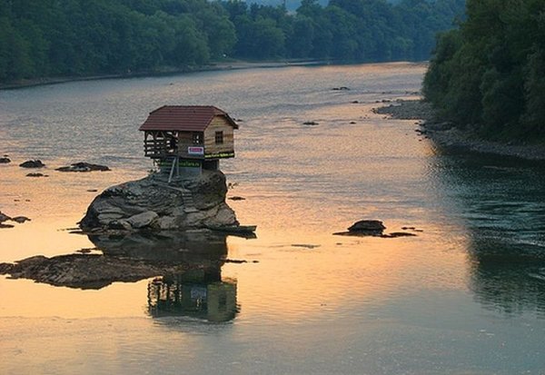 Одинокий домик посреди реки Дрина. Сербия
