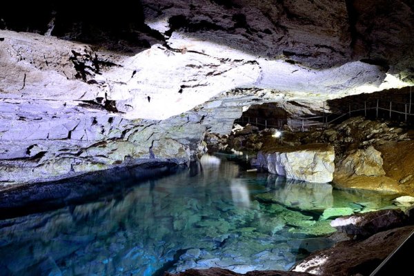 Кунгурская Ледяная пещера озера