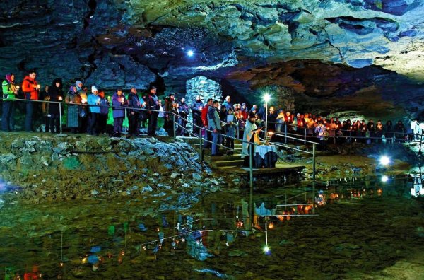 Кунгурская Ледяная пещера озера