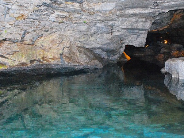 Кунгурская Ледяная пещера большое подземное озеро