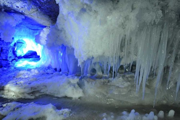 Сталагмиты в Кунгурской пещере