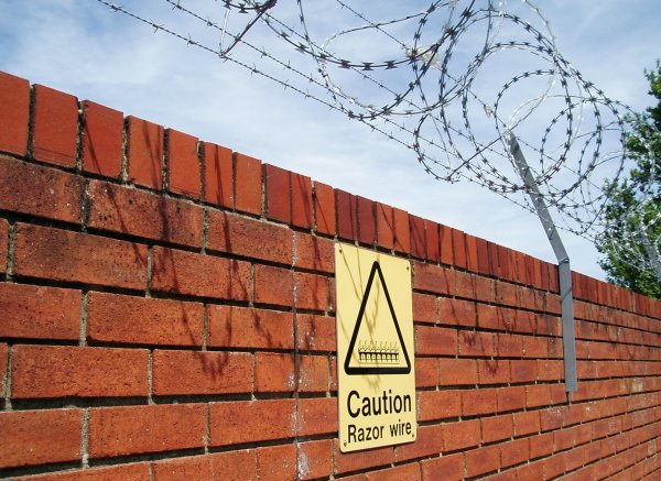 Стена с предупреждением