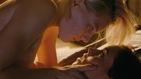 Натали Крилл ниже ее губ