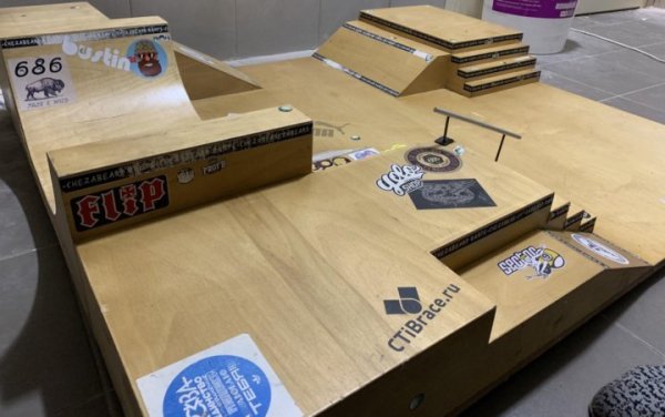 Фингер скейт парк огромный