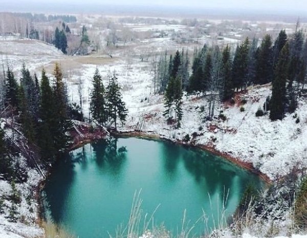 Карстовое озеро морской глаз