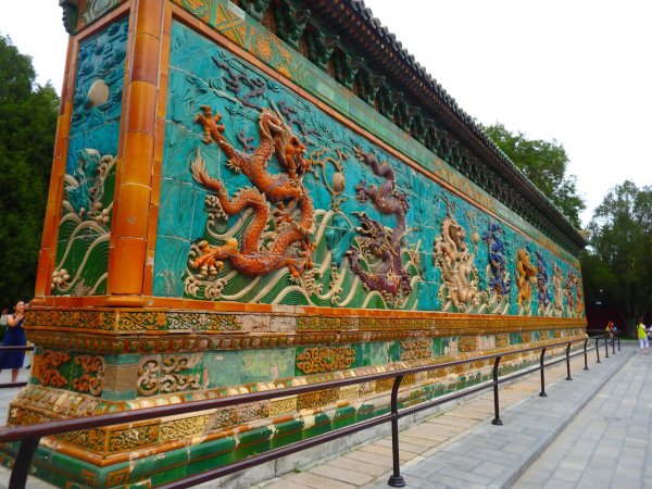 Стена девяти драконов в парке Бэйхай