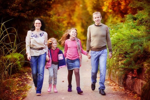 Семья на прогулке